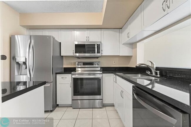 Building Photo - 640 N University Dr