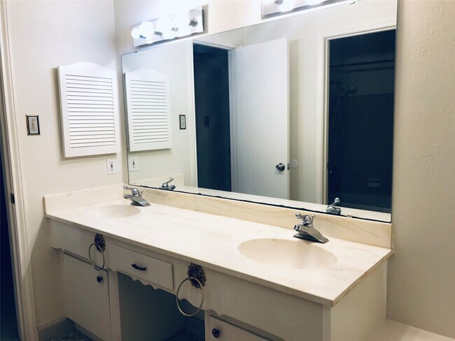 Building Photo - 3110 Springhill Dr