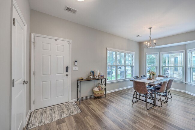 Building Photo - Spacious End-Unit Townhome with Modern Com...