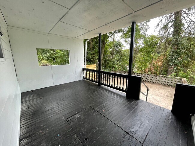 Building Photo - AVAILABLE MAY 2026 - Spacious 3 Bedroom Home w/ Non-Traditional Layout!