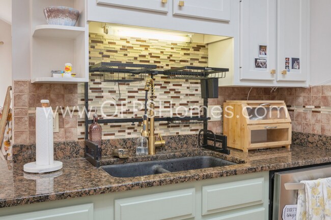 Building Photo - 3/2 in Destin!! AVAILABLE JULY 1