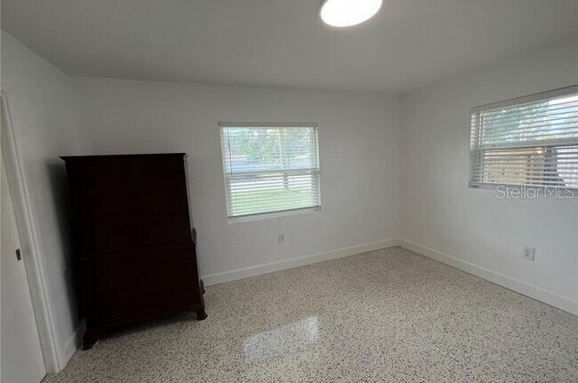 Building Photo - 305 N Hercules Ave
