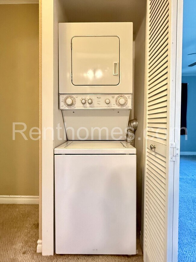 Building Photo - 9929 Azuaga St