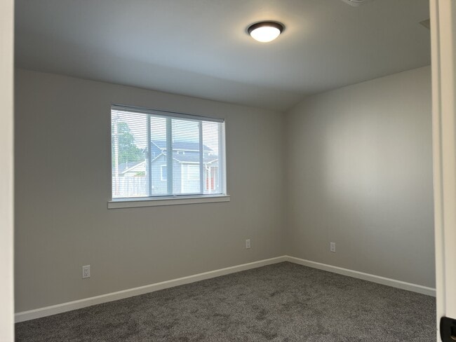 Building Photo - 1755 Glendale Dr