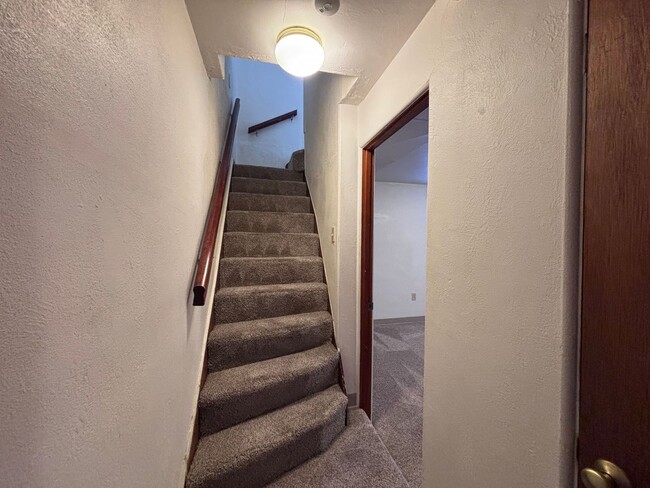 Building Photo - 4 bed, 2 Bath near Old Colorado City - MileStone Real Estate Services