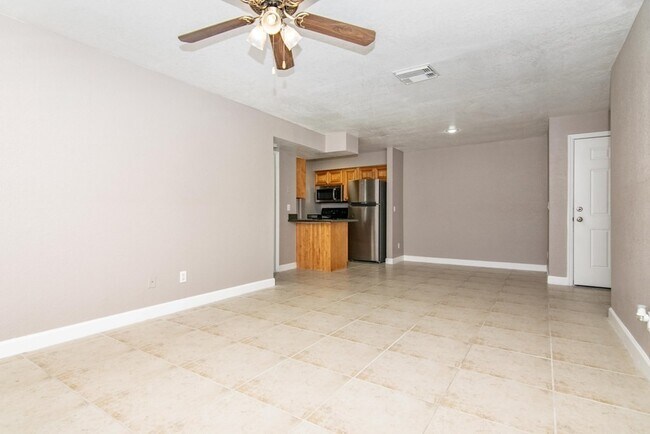 Building Photo - Ground Floor - 2 Bedroom 2 Bath w/ Fenced Back Yard - For Lease in Brandon, FL