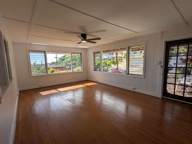 Building Photo - Ocean view upstairs 3 bed 2 bath 2 parking duplex near Likelike Hwy