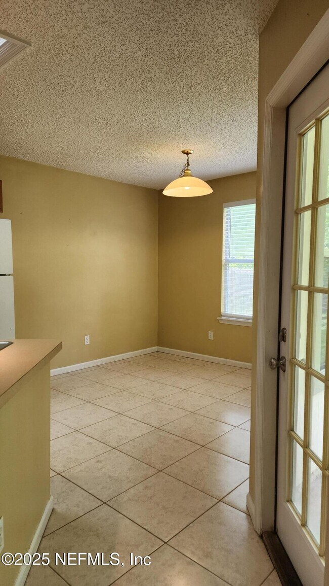 Building Photo - 256 Southlake Dr