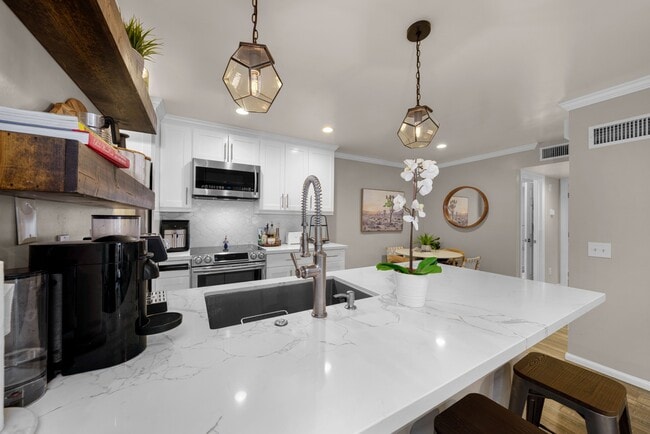 Building Photo - 9189 Village Glen Dr