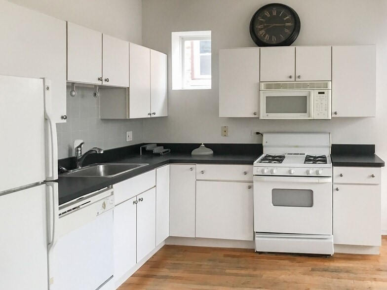 Building Photo - 1034 N Damen Ave