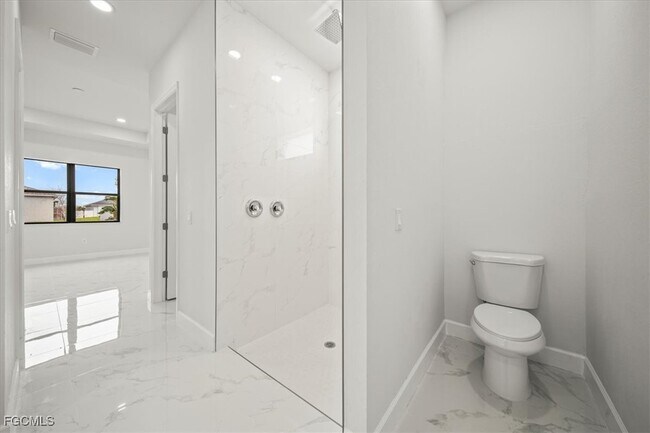 Building Photo - 9 NW 14th Pl