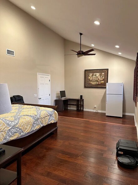 Building Photo - 11 Deerwood E