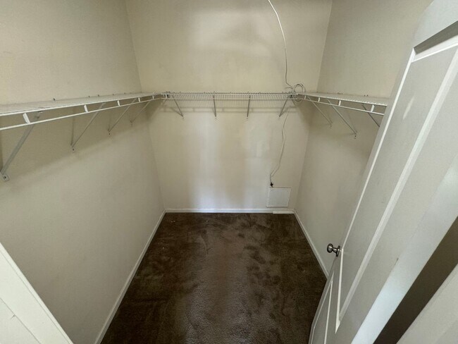 Building Photo - Luxurious 3 Bed 2.5 Bath End-Unit Townhome...