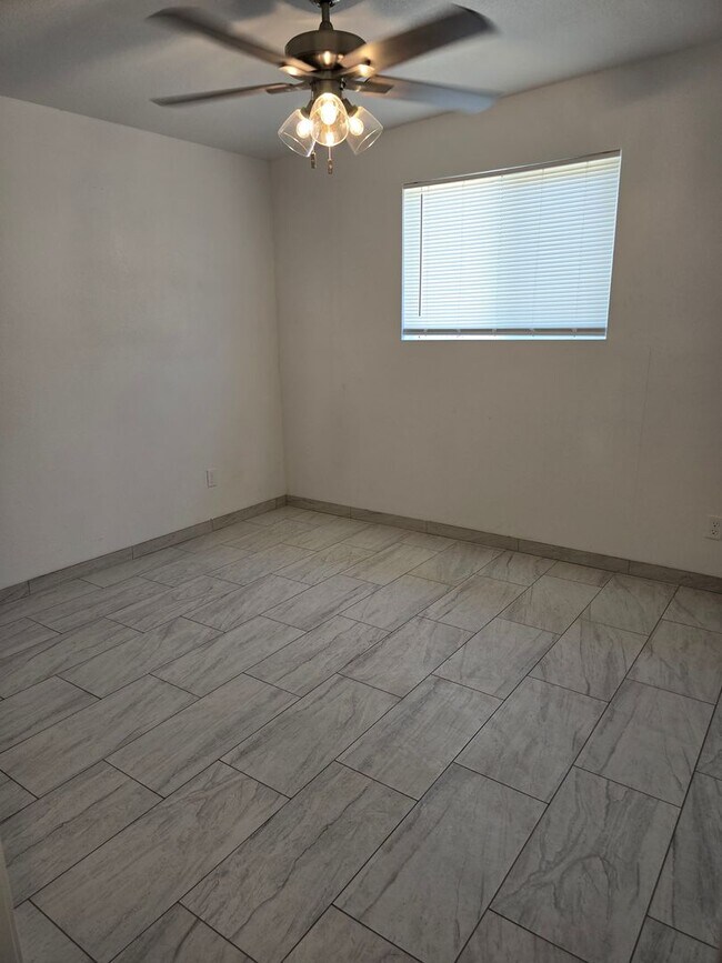 Building Photo - 511 N Iroquois Ave