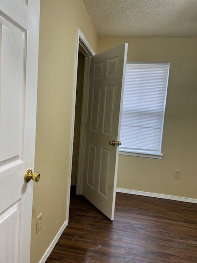 Building Photo - 4 bed 1.5 bath house