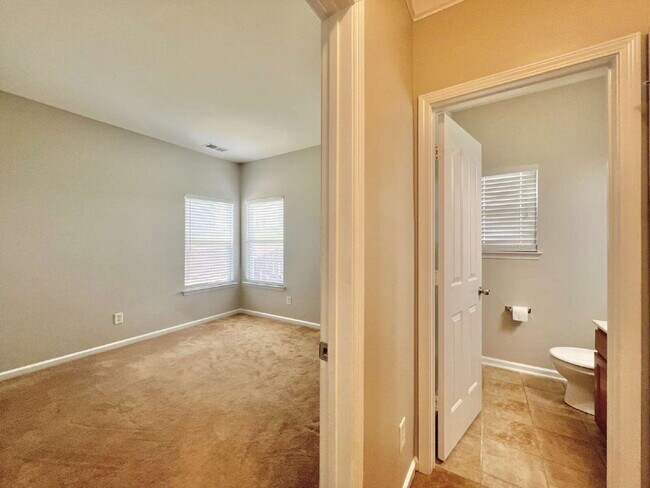 Building Photo - SPACIOUS 3 BEDROOMS!
