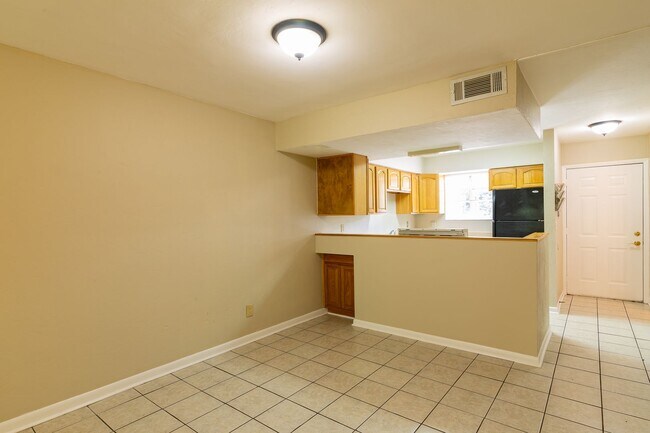 Building Photo - 2 Bedroom, 2.5 Bath Townhome In SW Pickwick Park