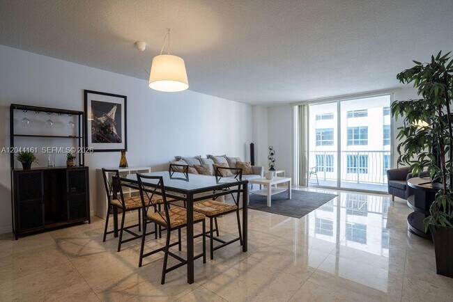 Building Photo - 1200 Brickell Bay Dr