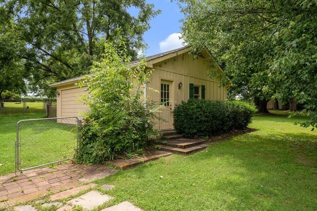 Building Photo - Beautiful Brick Ranch Home in Franklin