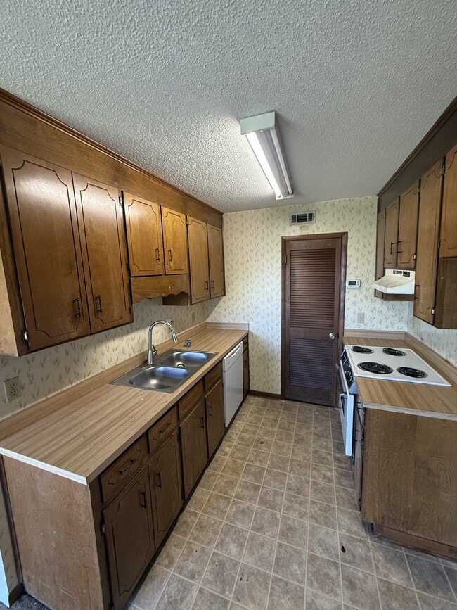 Building Photo - 80 Fannie Morris Dr