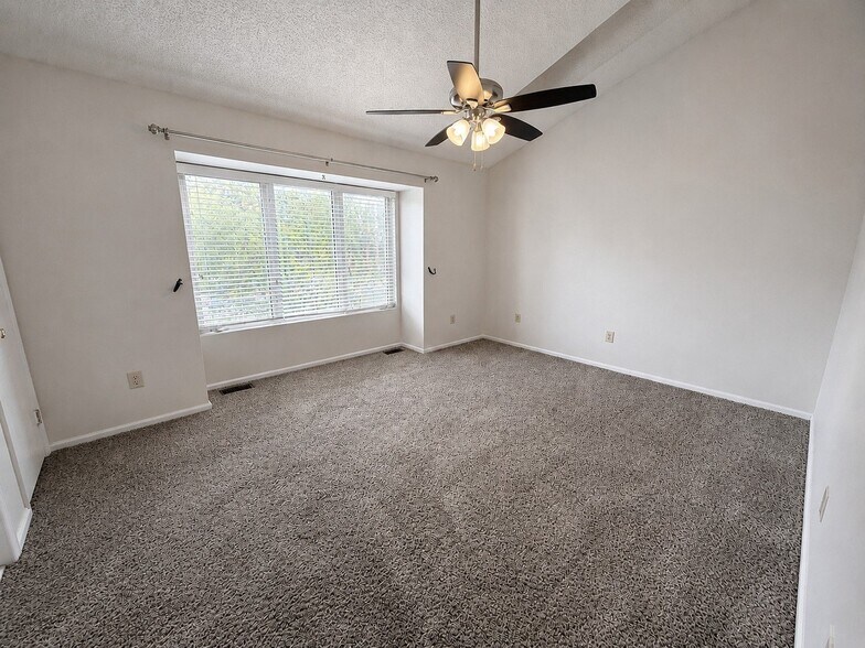Building Photo - 250 Juanita Ct