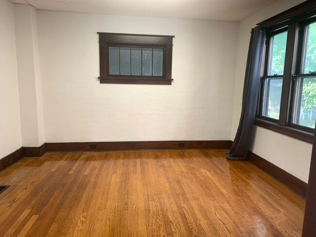 Building Photo - Large 4 Bedroom home!
