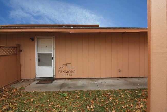 Building Photo - 2 Bedroom, 1 Bath Condo in Kennewick