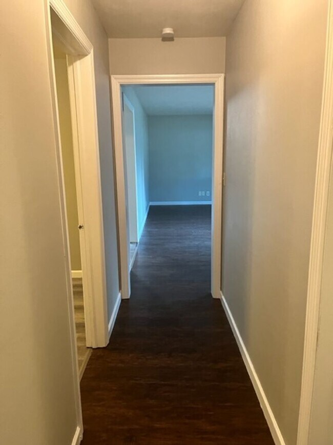 Building Photo - 3 bed 1 bath Single Family Home with 1 car attached Garage