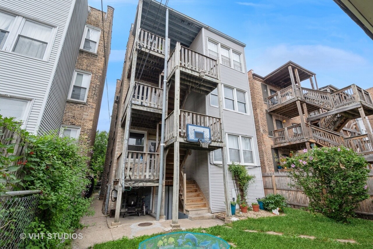 Back Deck - 6335 N Claremont Ave