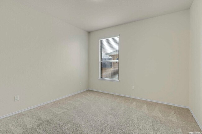 Building Photo - 322 Walnut Crest