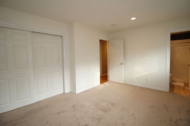 Building Photo - Gorgeous, Remodeled 3 Bed/2 Bath Mid-Century Ranch on Huge Lot – Lake Oswego!