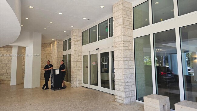 Building Photo - 100 Bayview Dr