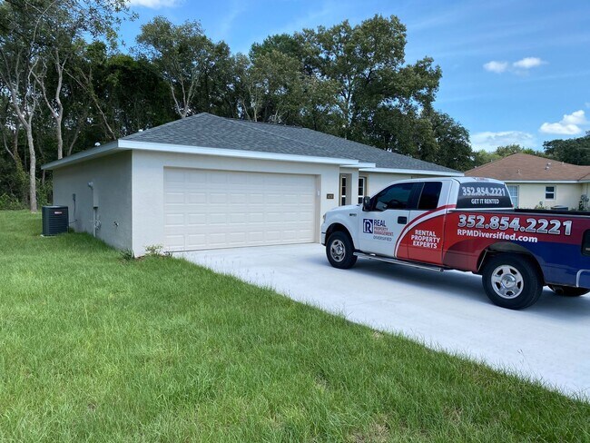 Building Photo - Desirable SW Ocala Neighborhood 3/2/2 **Wo...