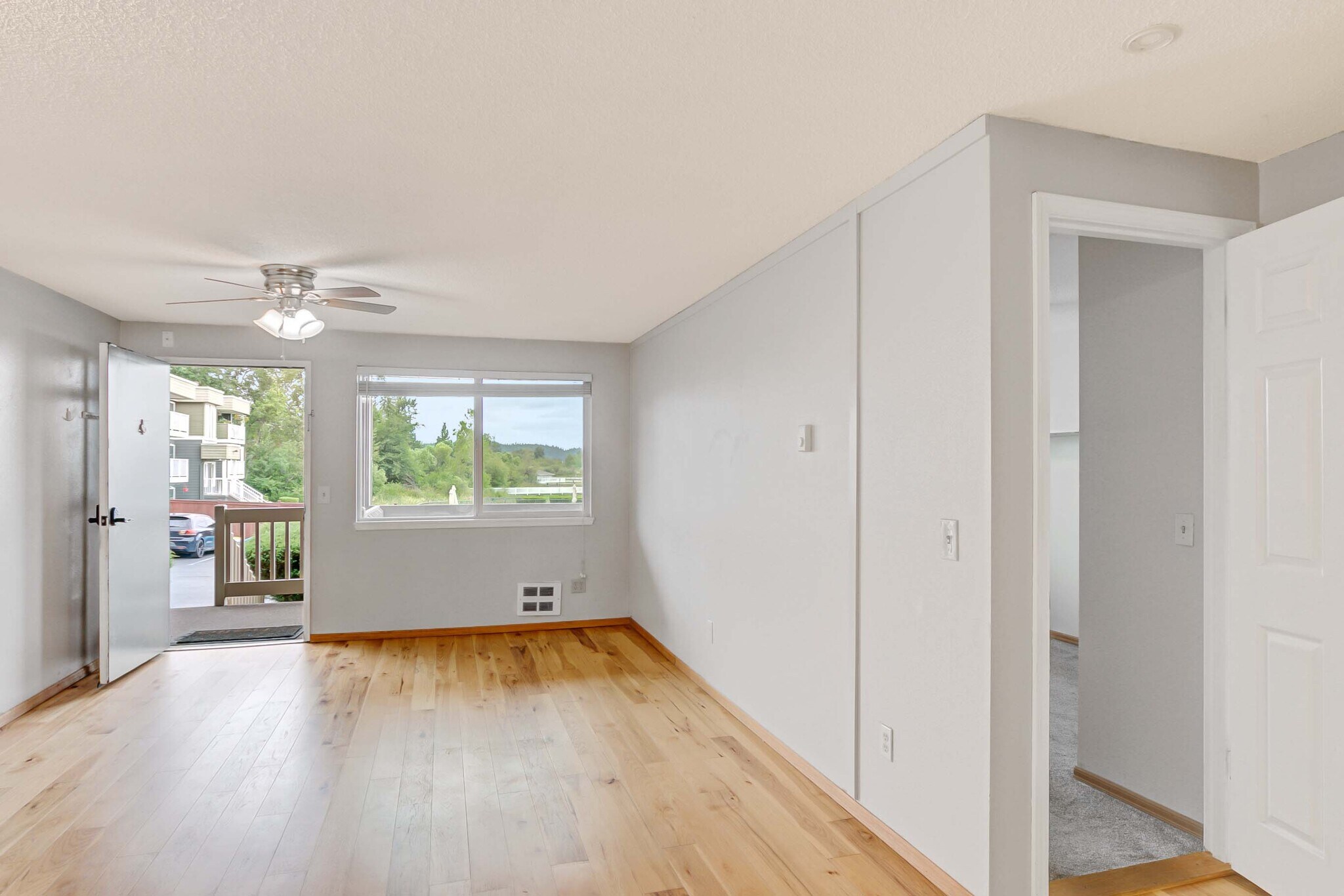 Building Photo - 4050 W Lake Sammamish Pky NE