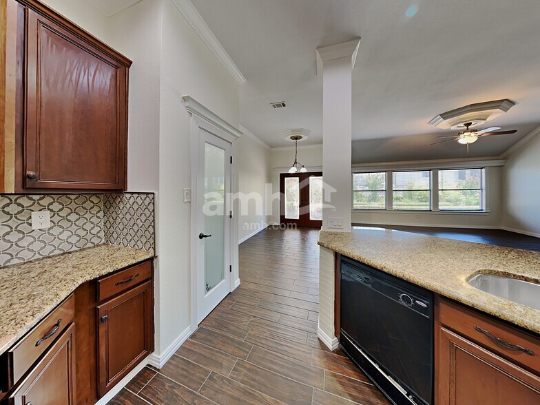 Building Photo - 2228 Coopers Hawk Ct