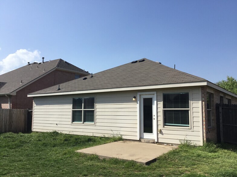 Building Photo - 1116 Lake Hollow Dr