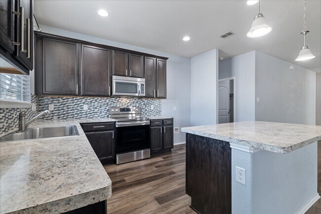 Building Photo - 9141 Blackstone Dr