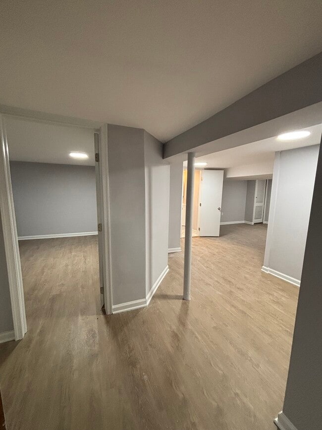 Building Photo - 5 Bedroom Home