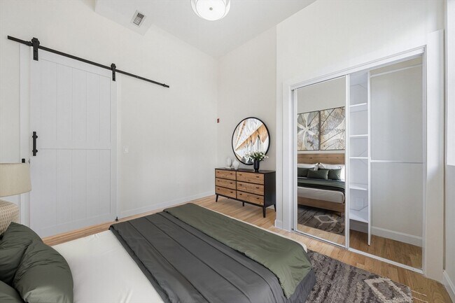 Building Photo - 156 Chelsea St