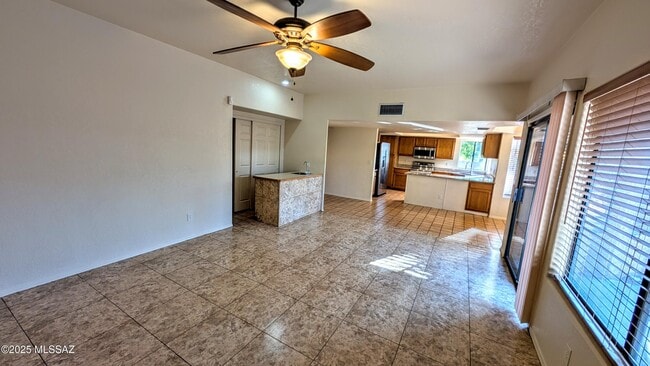 Building Photo - 1061 W Antelope Creek Way