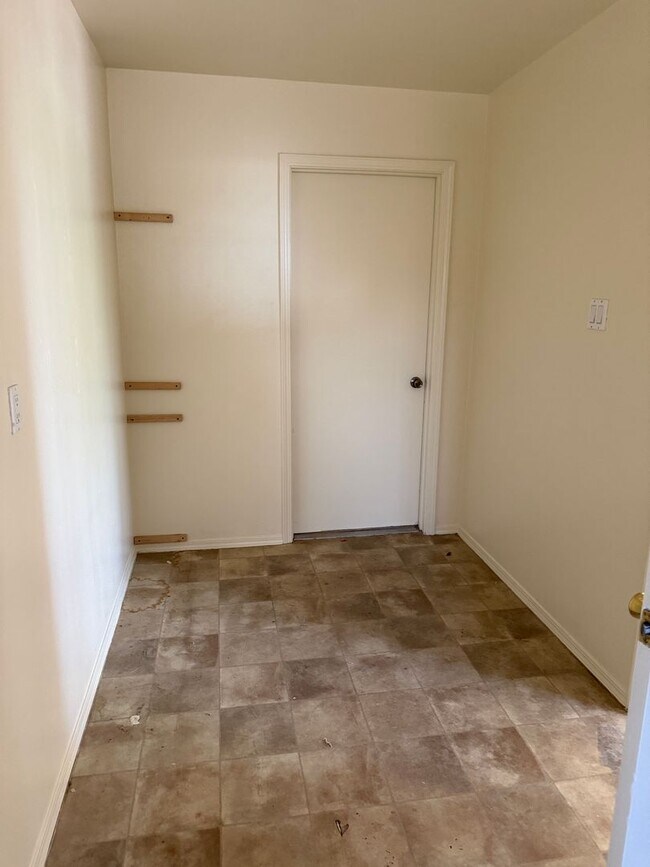 Building Photo - Great location.  4 Br, 1 3/4 Ba, 2 living areas, spacious yard.