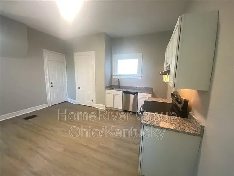 Building Photo - 329 E 16th St