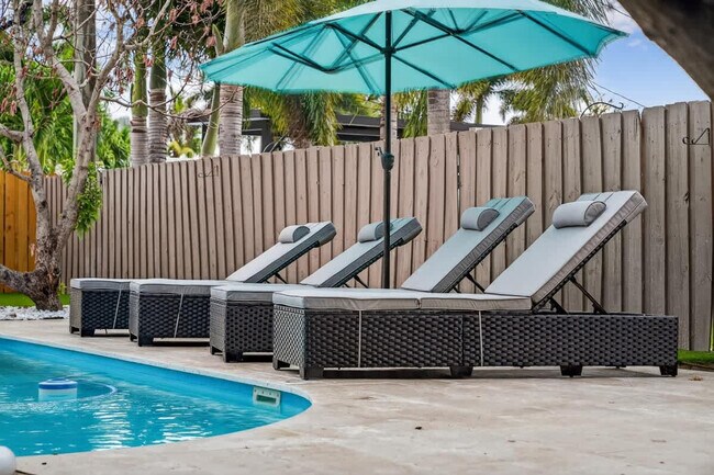 Building Photo - 5760 NE 18th Ave