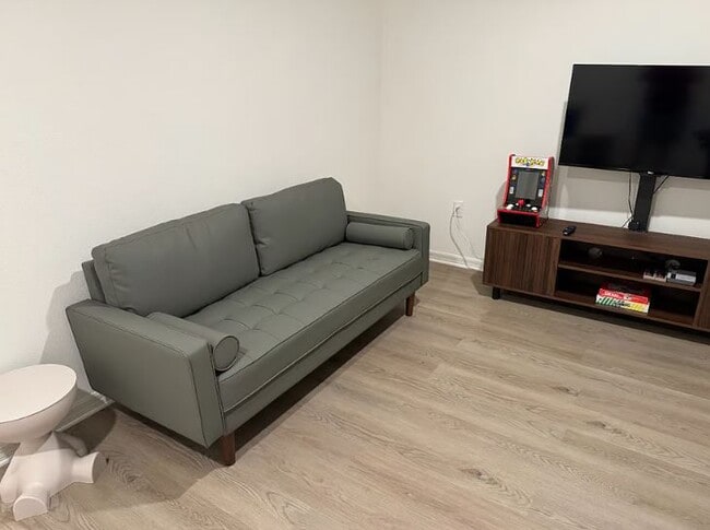 Building Photo - 5 Upland Pl