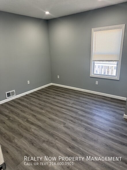 Building Photo - 2054 W 98th St