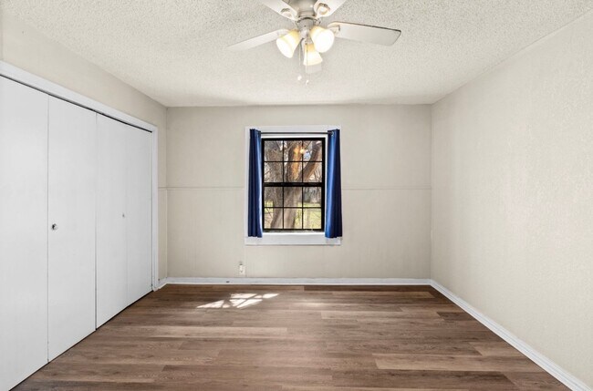 Building Photo - AVAILABLE BEGINNING OF JUNE ; APPLY ON OUR WEBSITE TODAY!!!