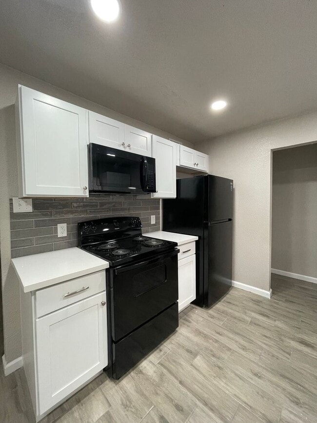 Building Photo - 6019 Bedford Dr