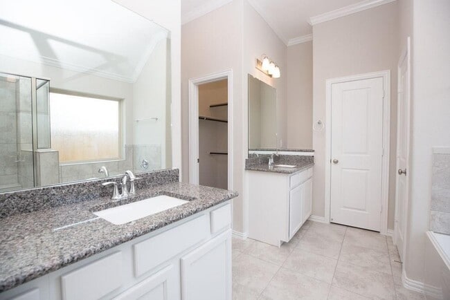 Building Photo - 15810 Vanderpool River Dr