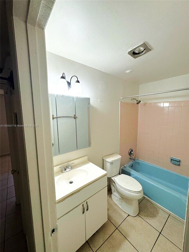 Building Photo - 932 W Kalmia Dr