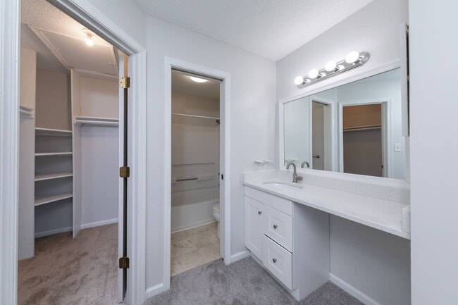 Building Photo - TWO ENSUITES!